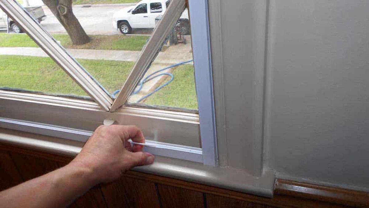 راه های جلوگیری از ورود آب باران از پنجره